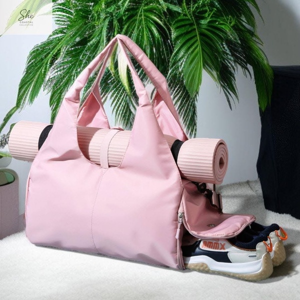 gym bag, duffel bag, yoga bag, sports bag, fitness bag, product demo, lifestyle, calm, fresh, pink, neutral
